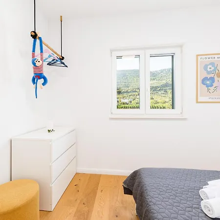 Olive Leaf - Second Floor Apartment *