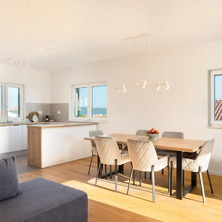 Olive Leaf - Second Floor Apartment